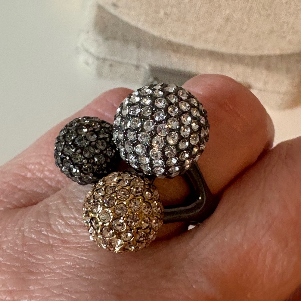 Elegant Black and Gold Crystal Ring